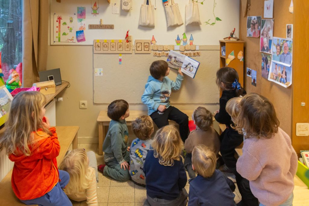 nieuwe kleuters werken in de minikring